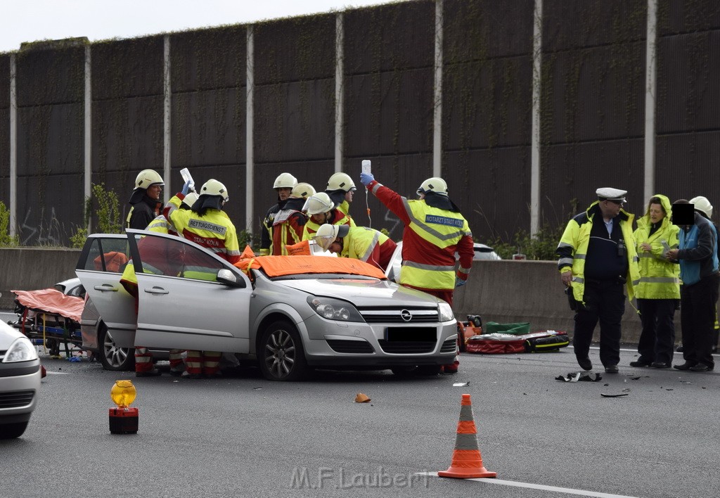 VU Auffahrunfall A 3 Rich Oberhausen kurz vor AS Koeln Dellbrueck P013.JPG - Miklos Laubert